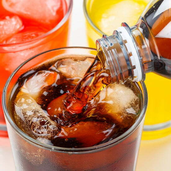 Softdrink mit Eis in Glas