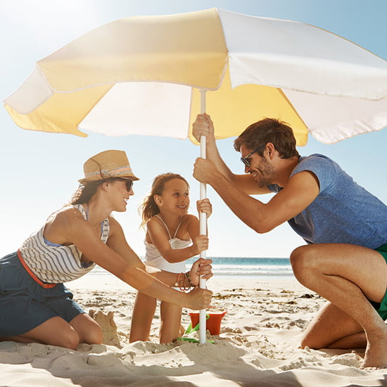 Familie unter Sonnenschirm