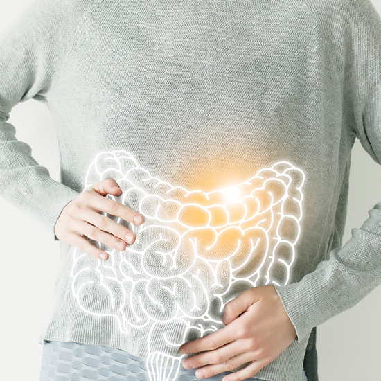 Person mit grafischer Darstellung des Verdauungssystems auf dem Bauch.