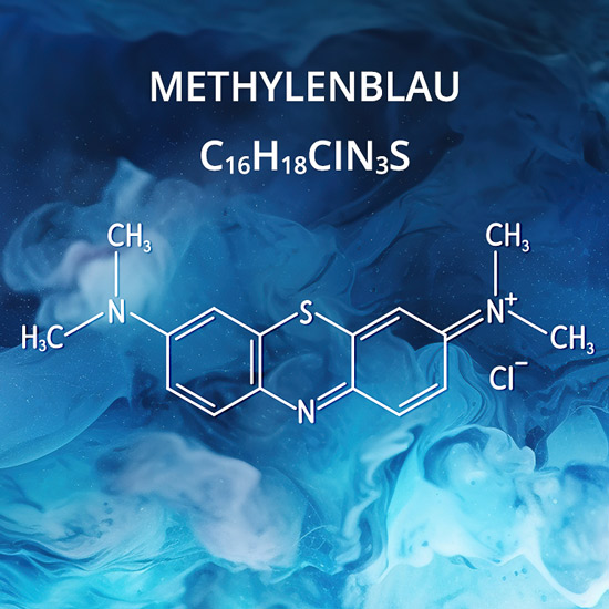 Molekularstruktur von Methylenblau mit chemischer Formel C16H18ClN3S. Bildunterschrift: Die komplexe Molekularstruktur von Methylenblau, dargestellt vor einem Wirbel aus blauer Tinte.