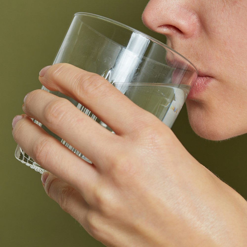 Frau trinkt ein Glas Wasser